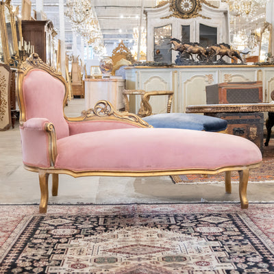 Louis XV Gilded Carved Chaise Lounge – Pink Velvet Upholstery