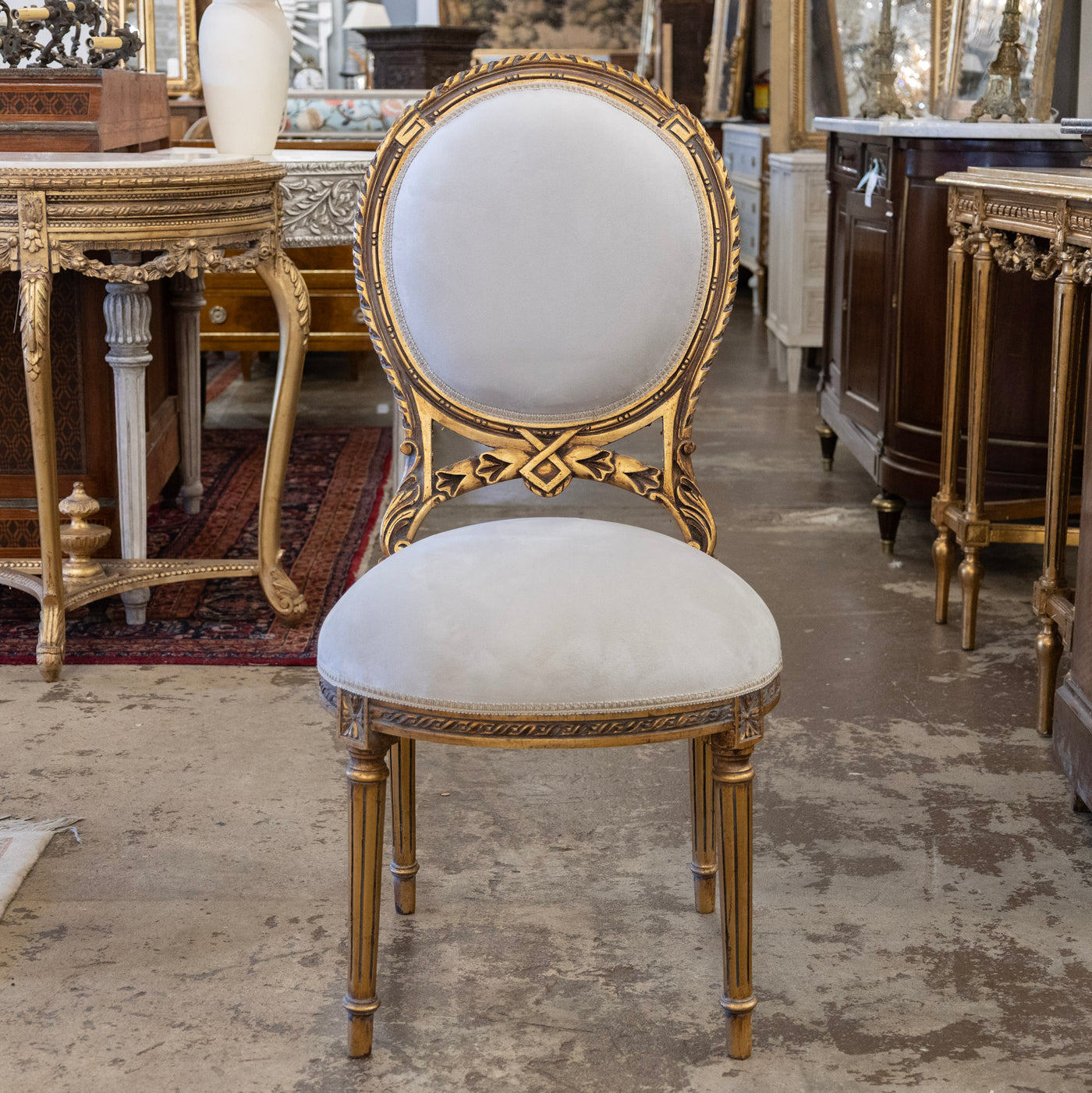 Louis XVI Round Dining Chair – Soft Gray Velvet & Gilded Frame