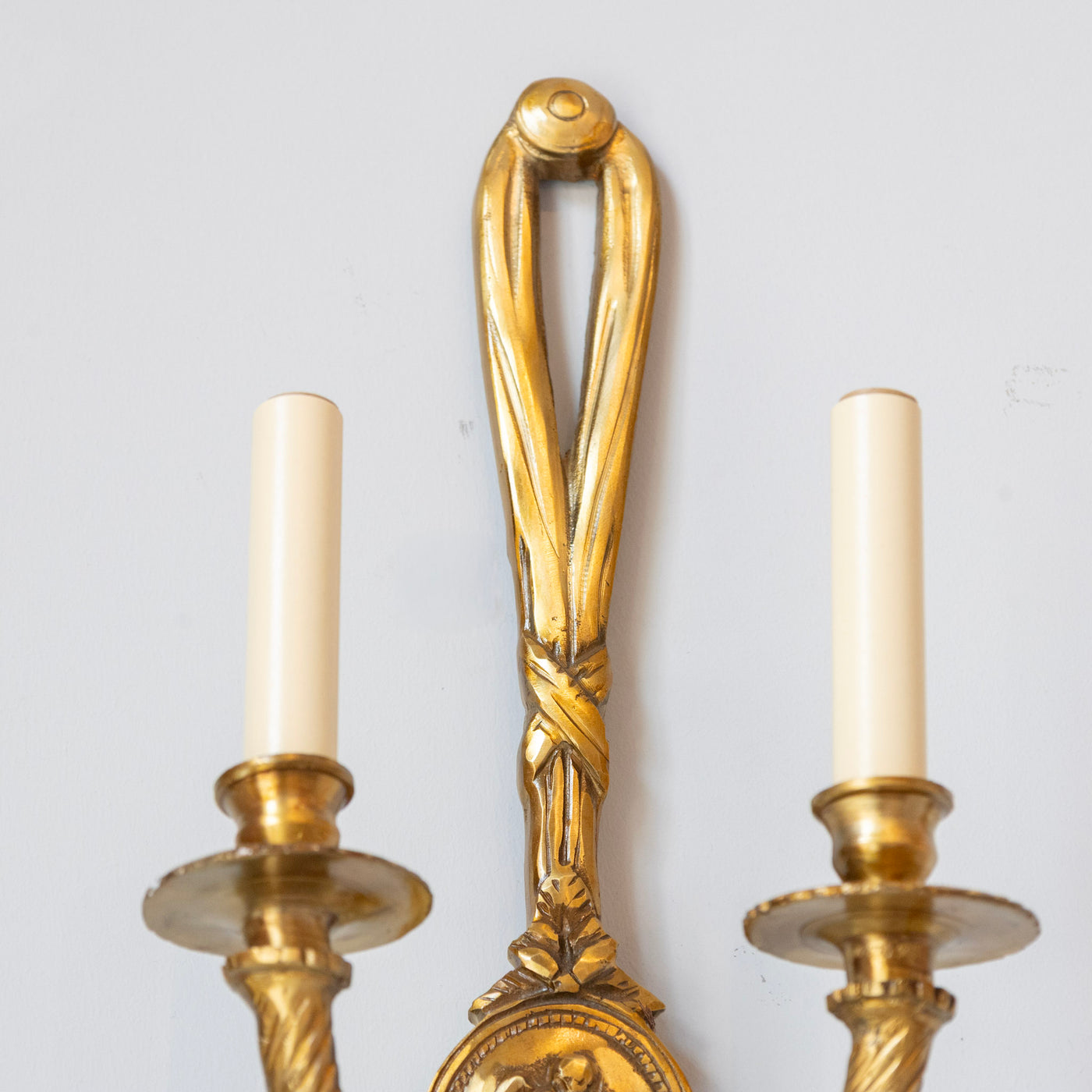 Pair of Louis XVI Gilded Wall Sconces – Ribbon Frame & Neoclassical Portrait