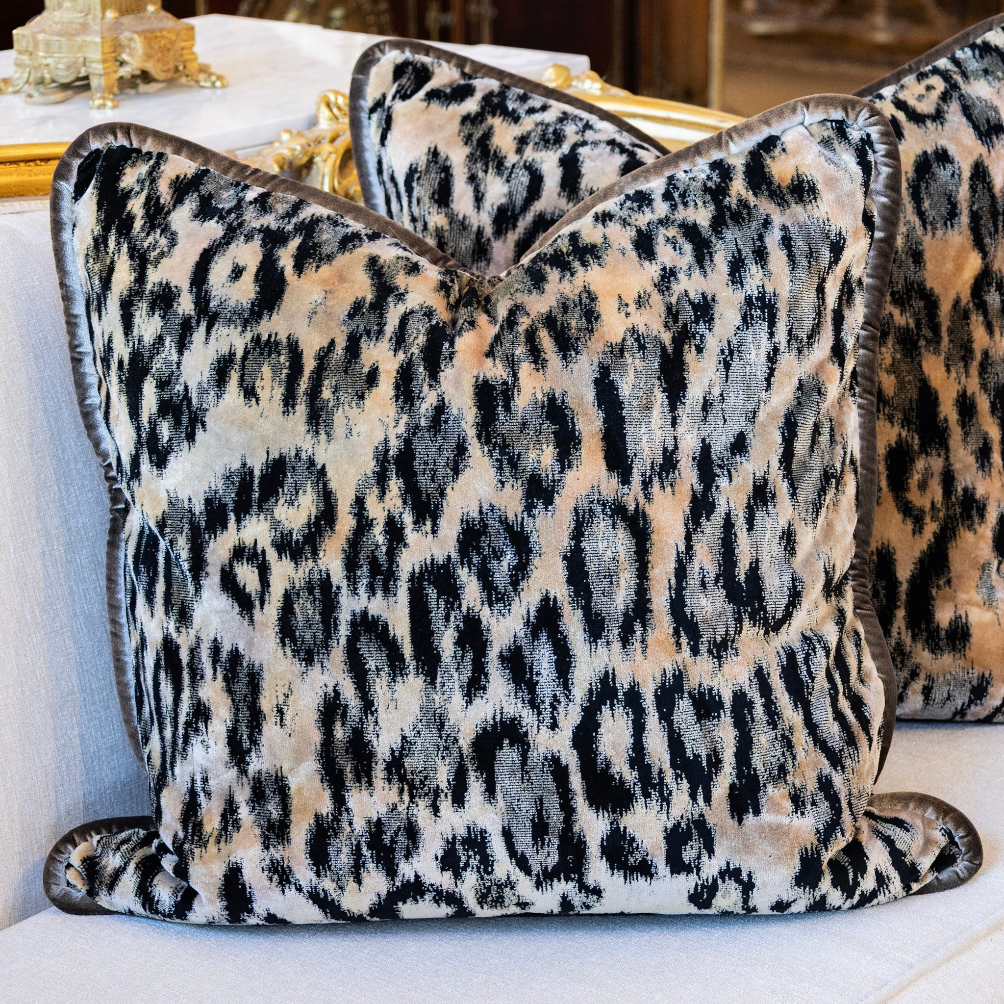 Pair of Large Pillows - Brown Velvet Leopard – Le Chateau
