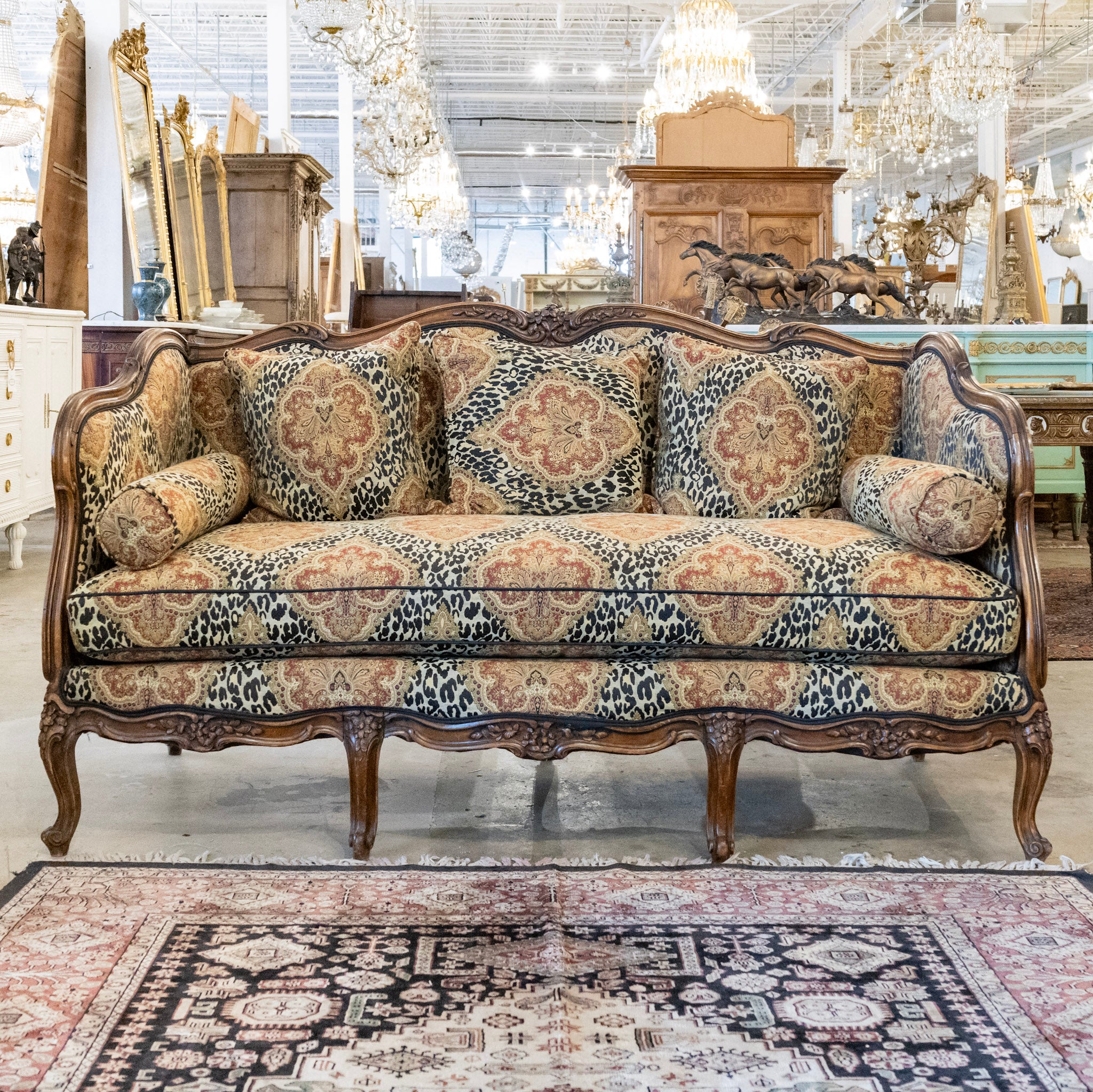 Sofas & Settees – Le Chateau