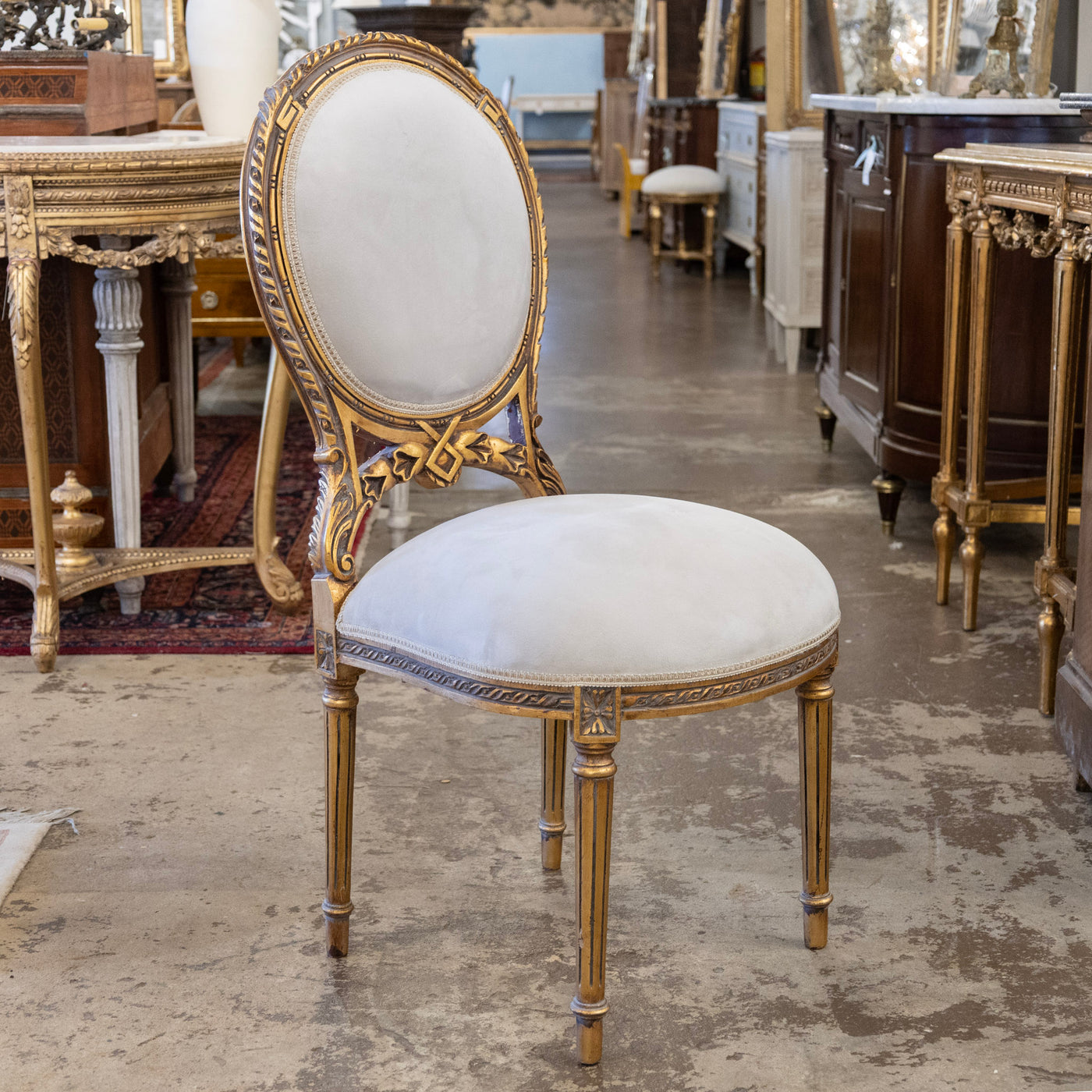 Louis XVI Round Dining Chair – Soft Gray Velvet & Gilded Frame
