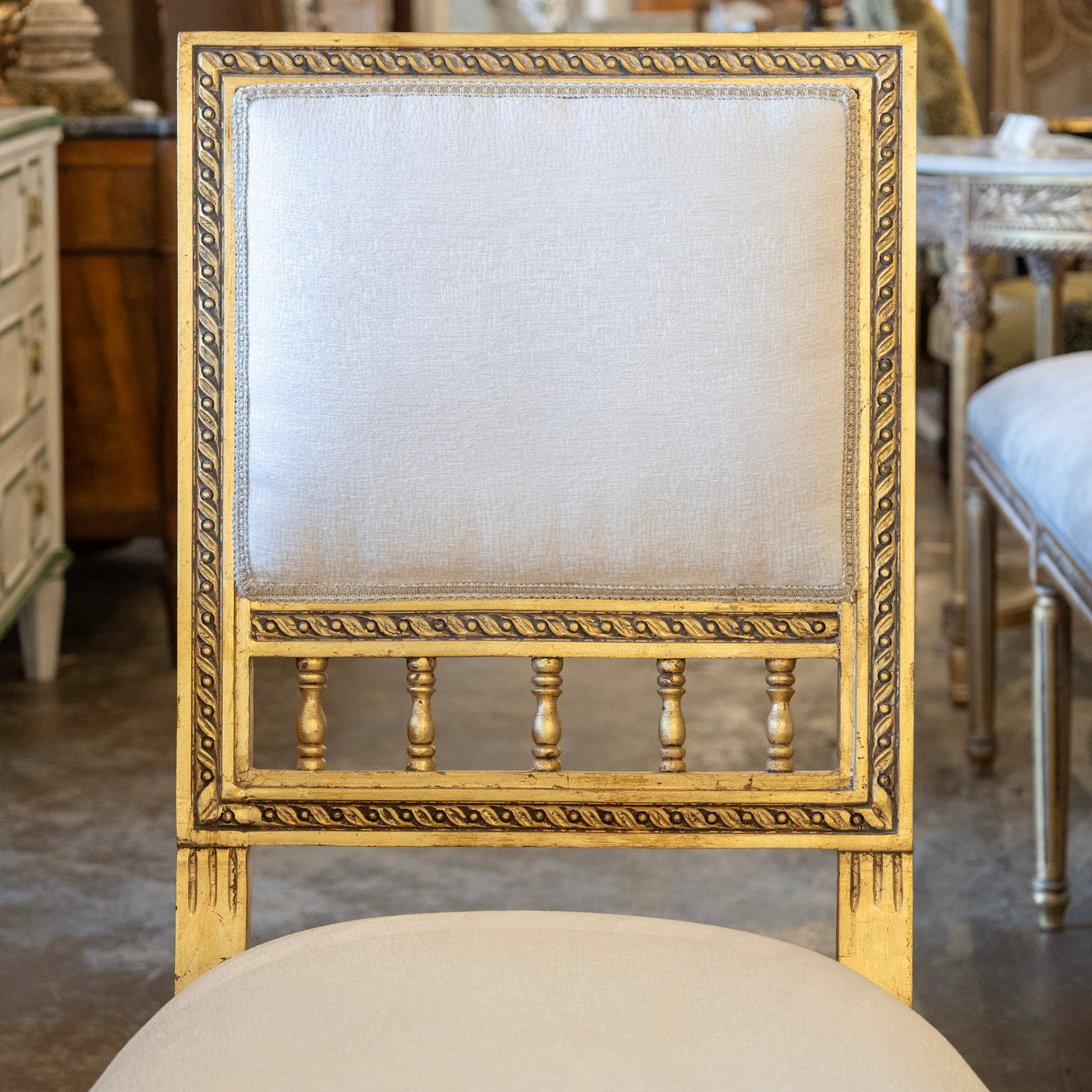 Louis XVI Gilded Dining Chair – Carved Frame & White Silk-Weave Upholstery