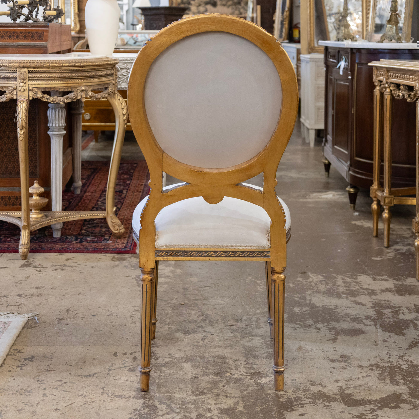 Louis XVI Round Dining Chair – Soft Gray Velvet & Gilded Frame