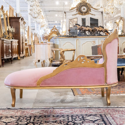Louis XV Gilded Carved Chaise Lounge – Pink Velvet Upholstery