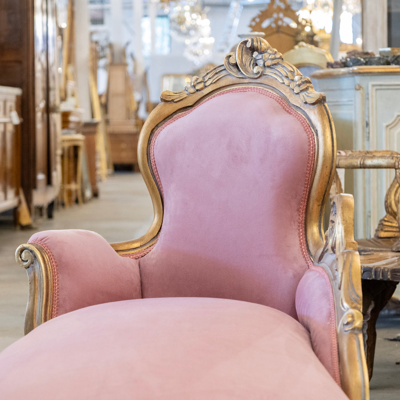 Louis XV Gilded Carved Chaise Lounge – Pink Velvet Upholstery