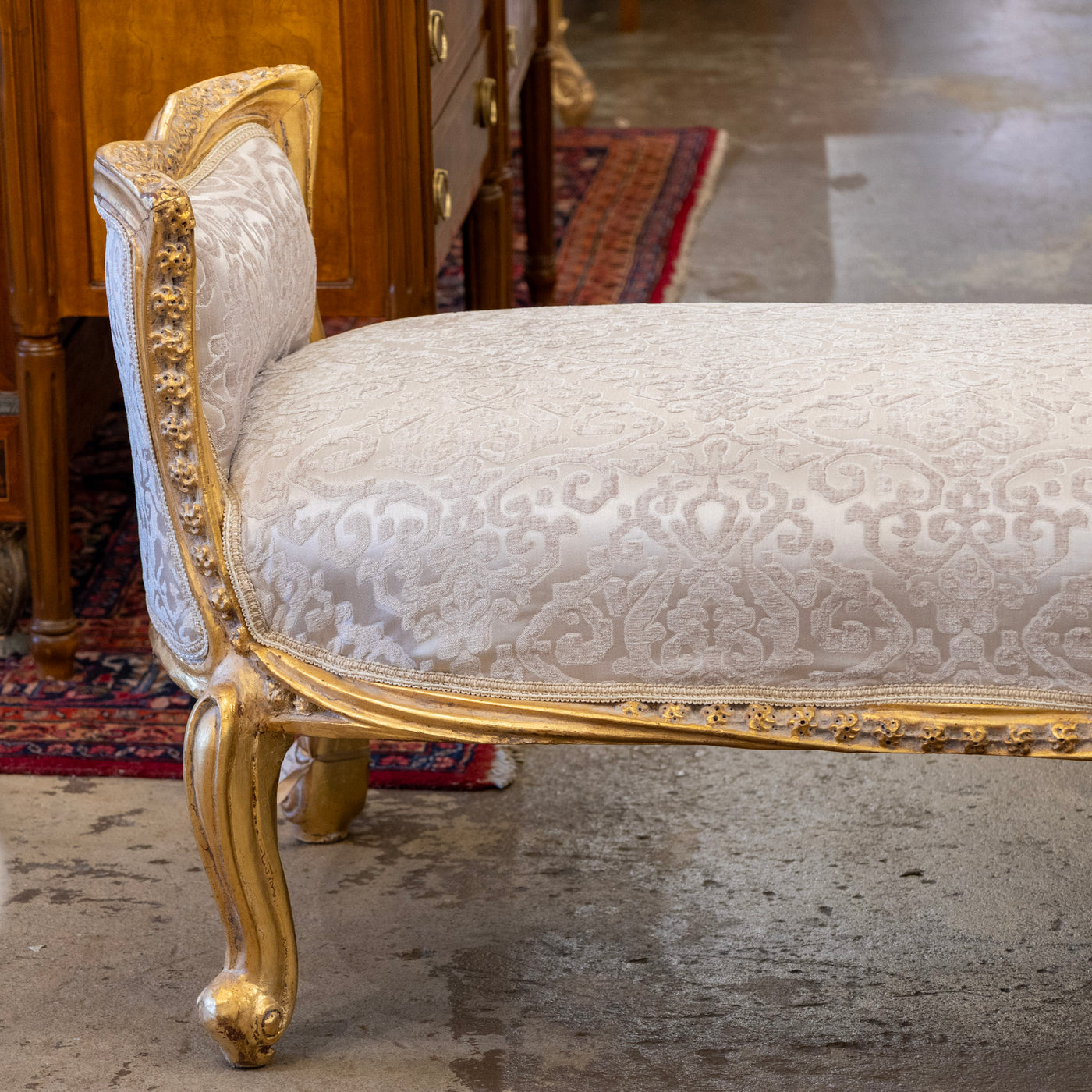 Louis XV Gilded Curule Bench – Floral Carvings & Beige Damask Upholstery