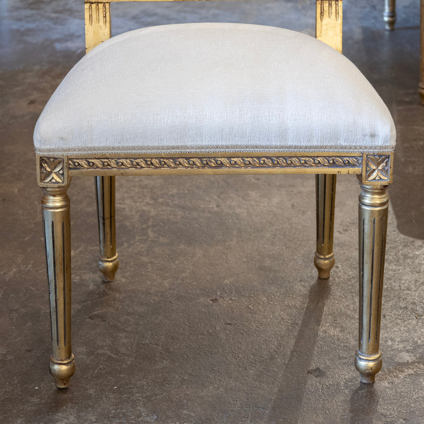 Louis XVI Gilded Dining Chair – Carved Frame & White Silk-Weave Upholstery