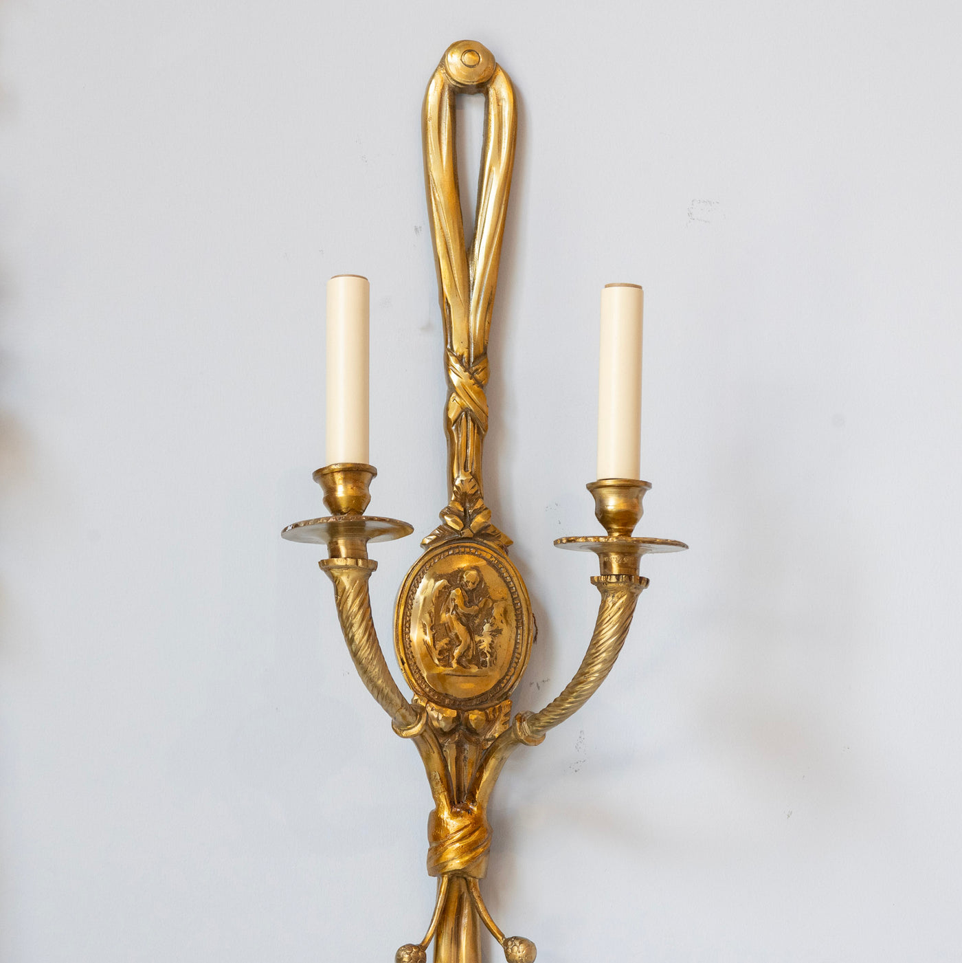 Pair of Louis XVI Gilded Wall Sconces – Ribbon Frame & Neoclassical Portrait