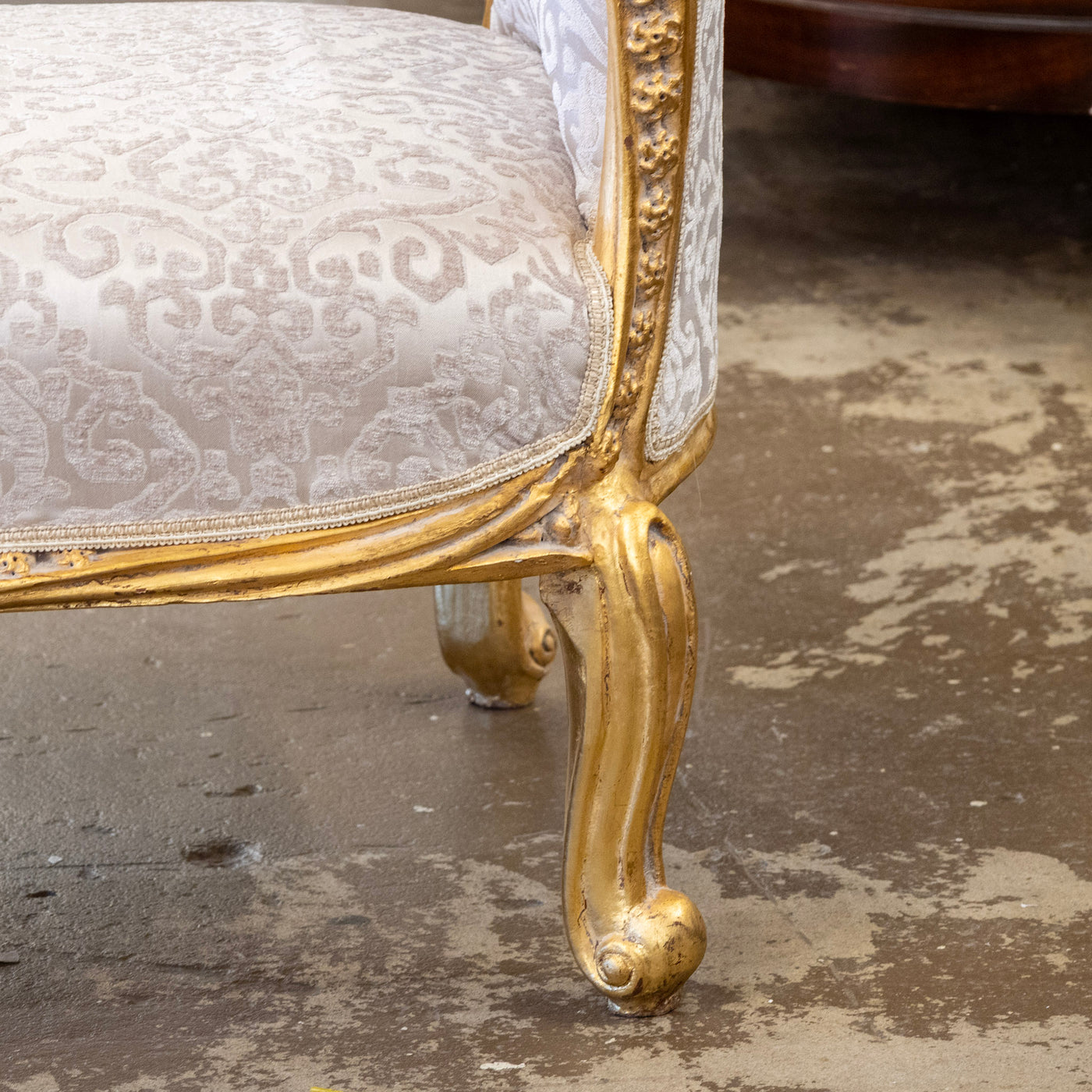 Louis XV Gilded Curule Bench – Floral Carvings & Beige Damask Upholstery