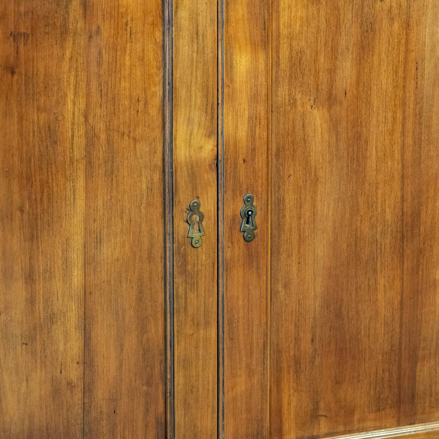 Louis XVI Wood Sideboard – Fluted Columns & Square Pulls