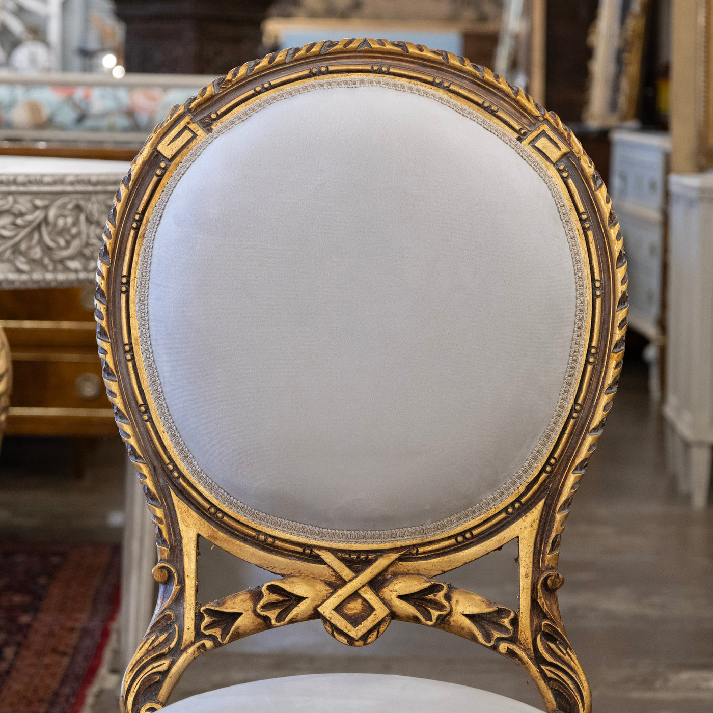 Louis XVI Round Dining Chair – Soft Gray Velvet & Gilded Frame