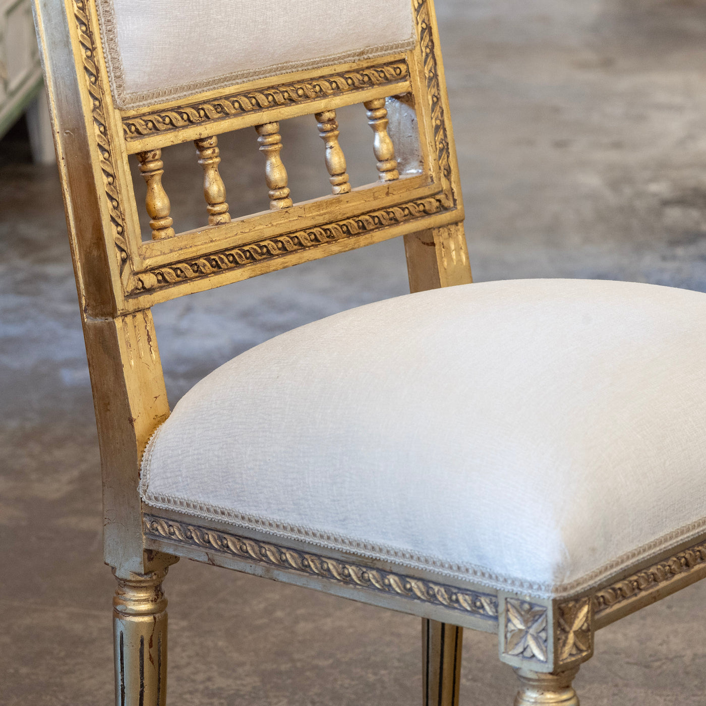 Louis XVI Gilded Dining Chair – Carved Frame & White Silk-Weave Upholstery