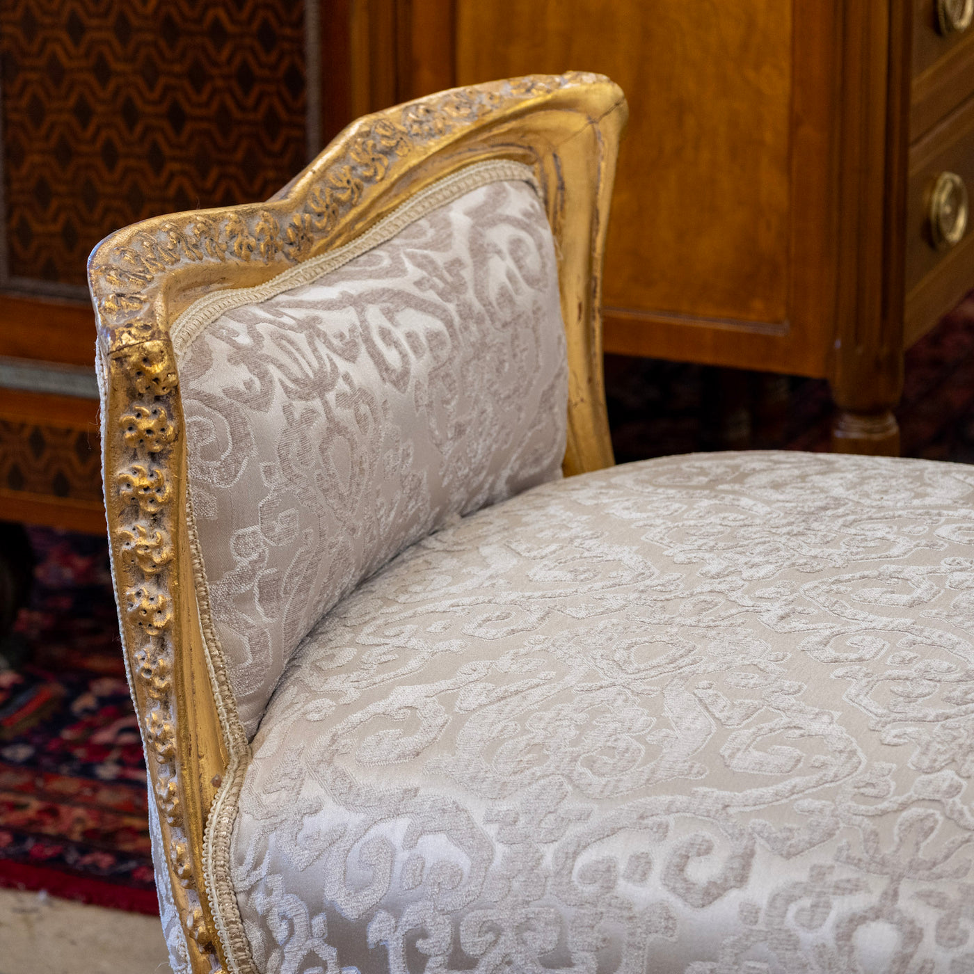 Louis XV Gilded Curule Bench – Floral Carvings & Beige Damask Upholstery
