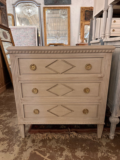 Swedish Chest with Diamond Carving in Light Gray