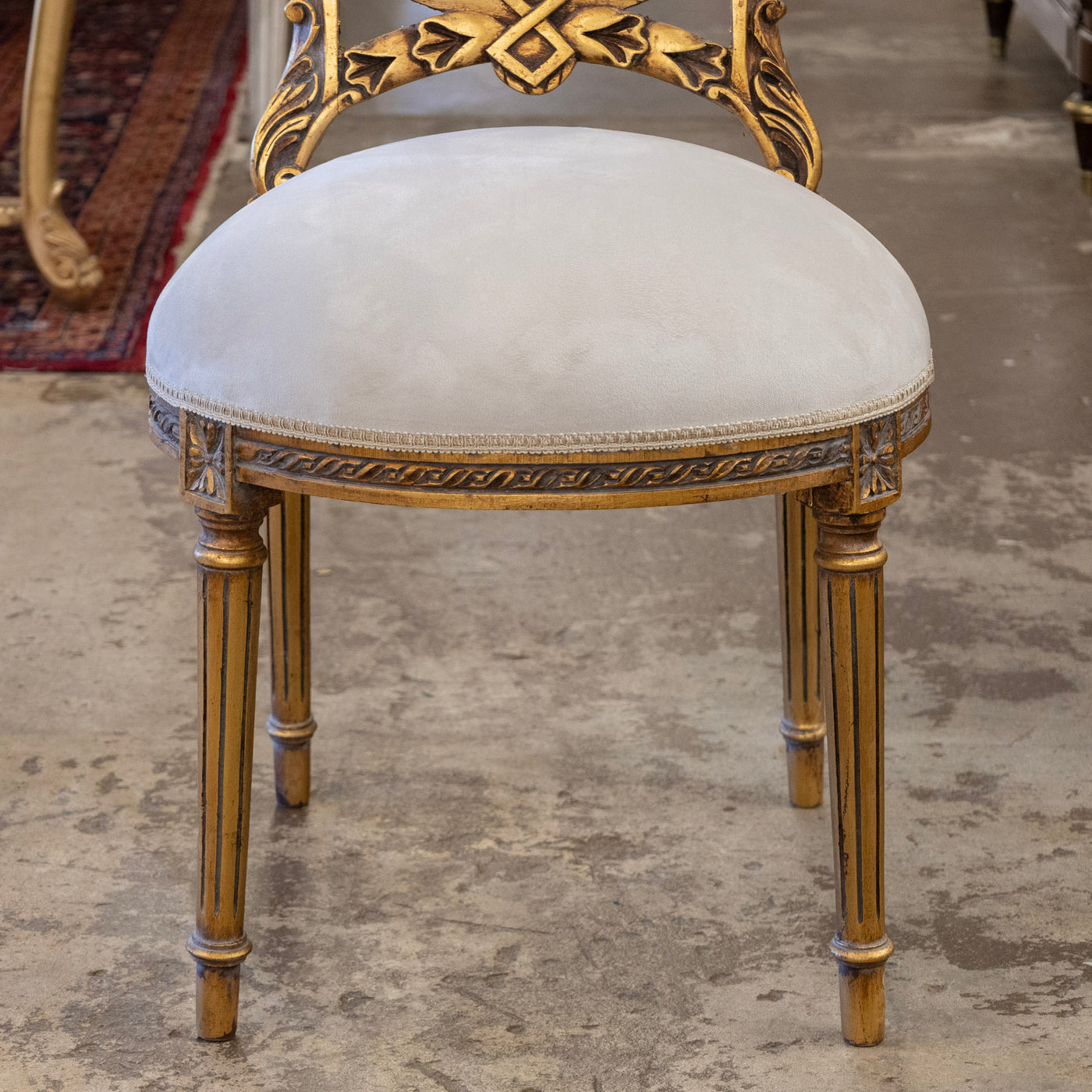 Louis XVI Round Dining Chair – Soft Gray Velvet & Gilded Frame