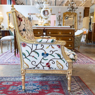 Louis XVI Gilded Settee – White Linen & Embroidered Floral Upholstery