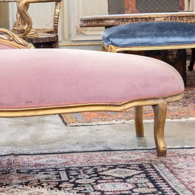 Louis XV Gilded Carved Chaise Lounge – Pink Velvet Upholstery