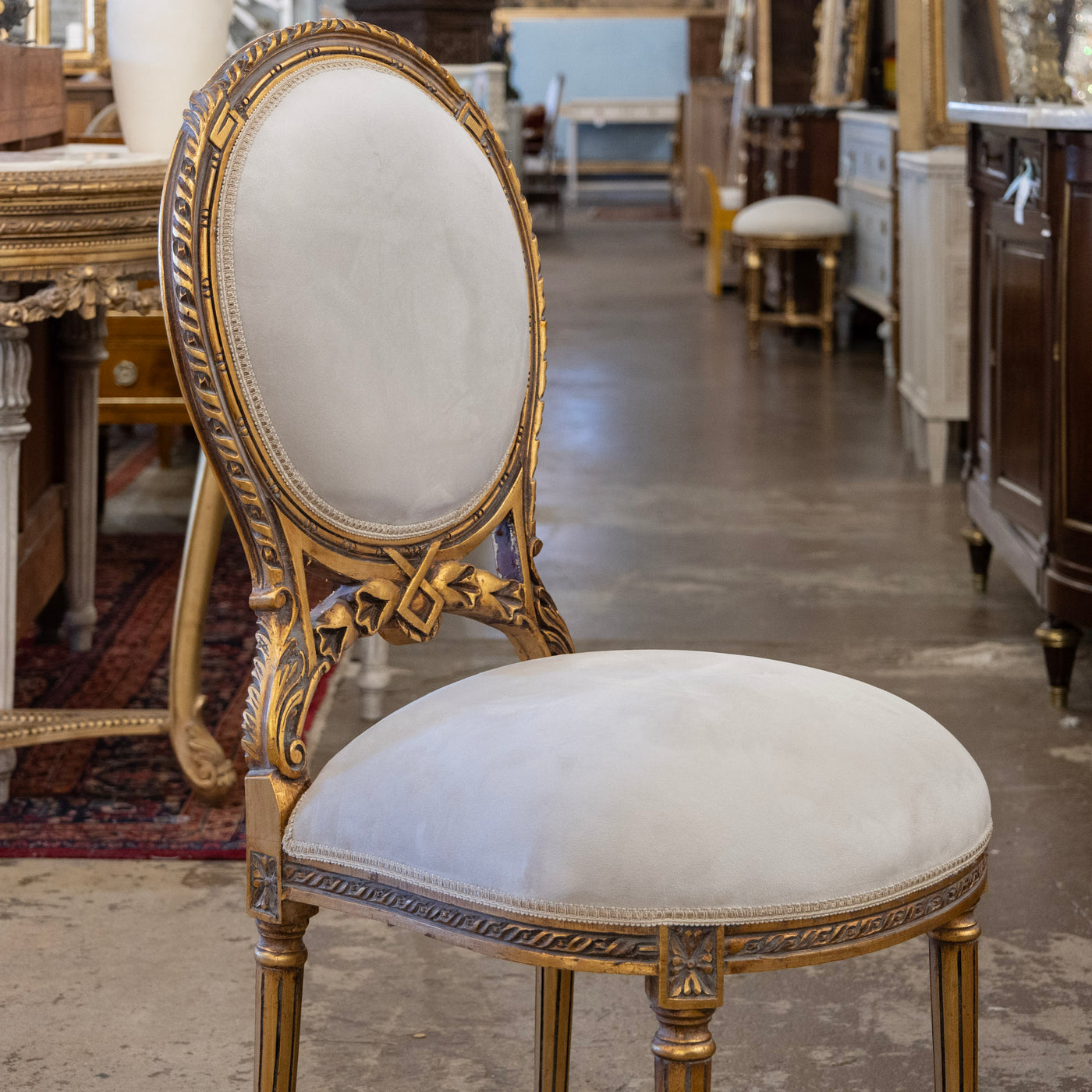 Louis XVI Round Dining Chair – Soft Gray Velvet & Gilded Frame