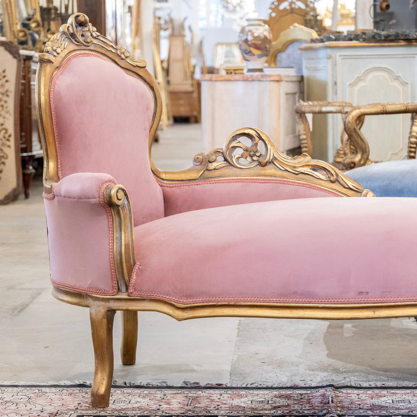 Louis XV Gilded Carved Chaise Lounge – Pink Velvet Upholstery