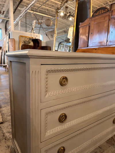 Light Gray Swedish Chest with Ballerina Legs